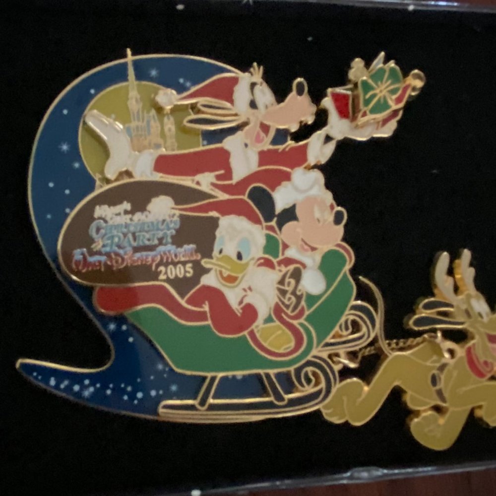 2005 Walt Disney World Mickey's Very Merry Christmas Party Jumbo Pin